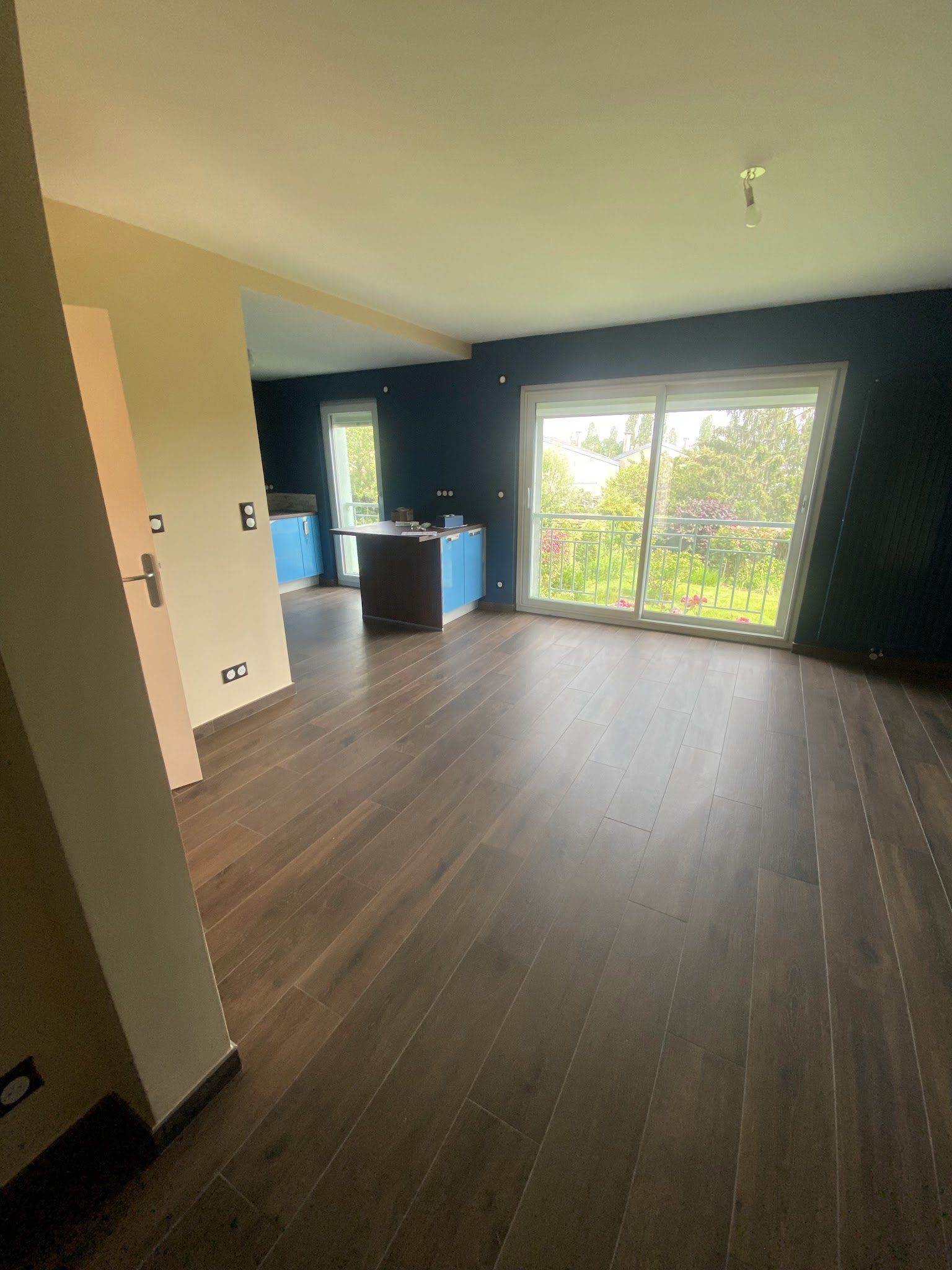 Séjour au sol en carrelage effet parquet foncé