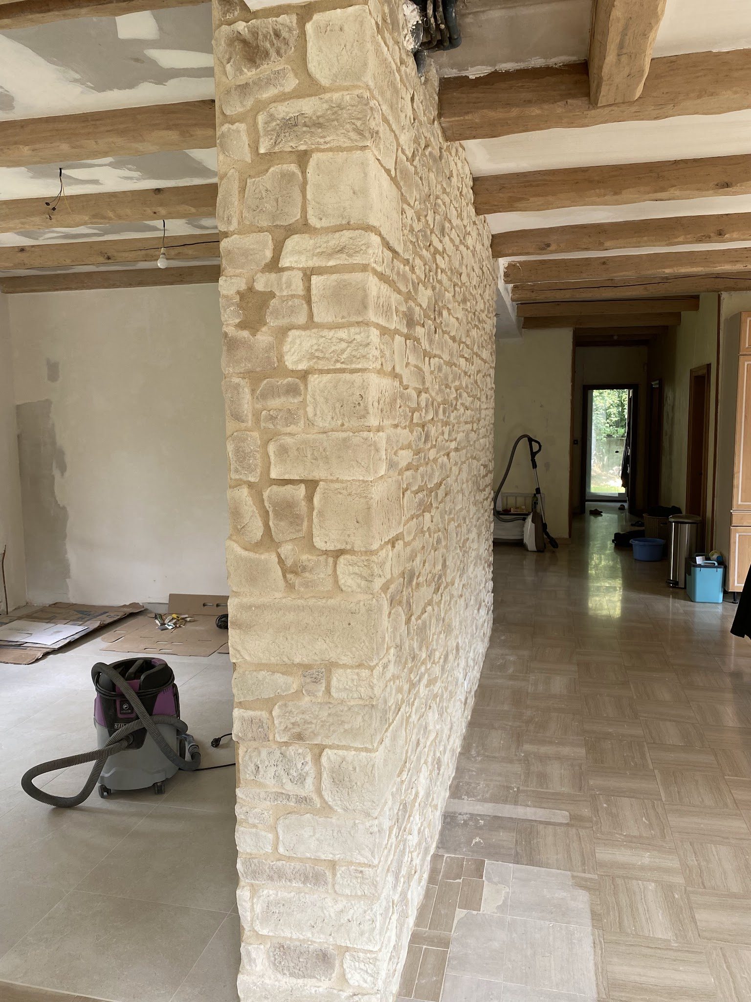 Mur de séparation en parement pierre